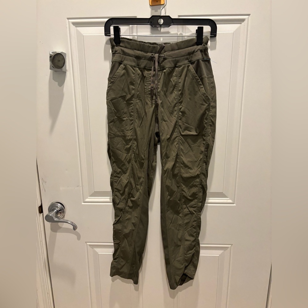 Lululemon women’s studio pants sz 6 olive green